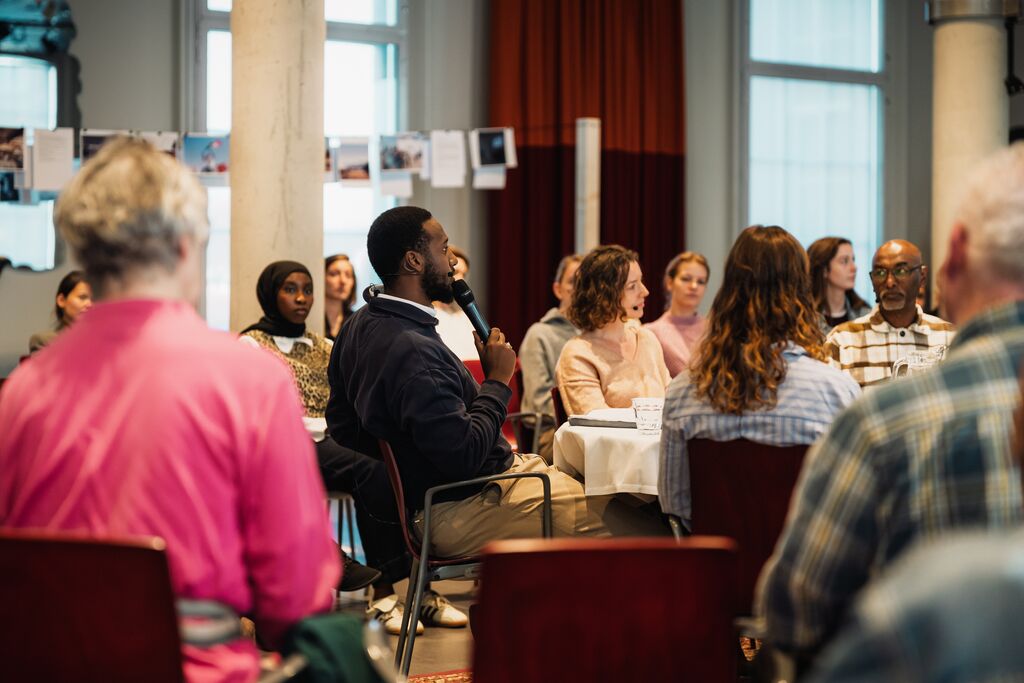Publiek bij een debatavond van SudanConnect