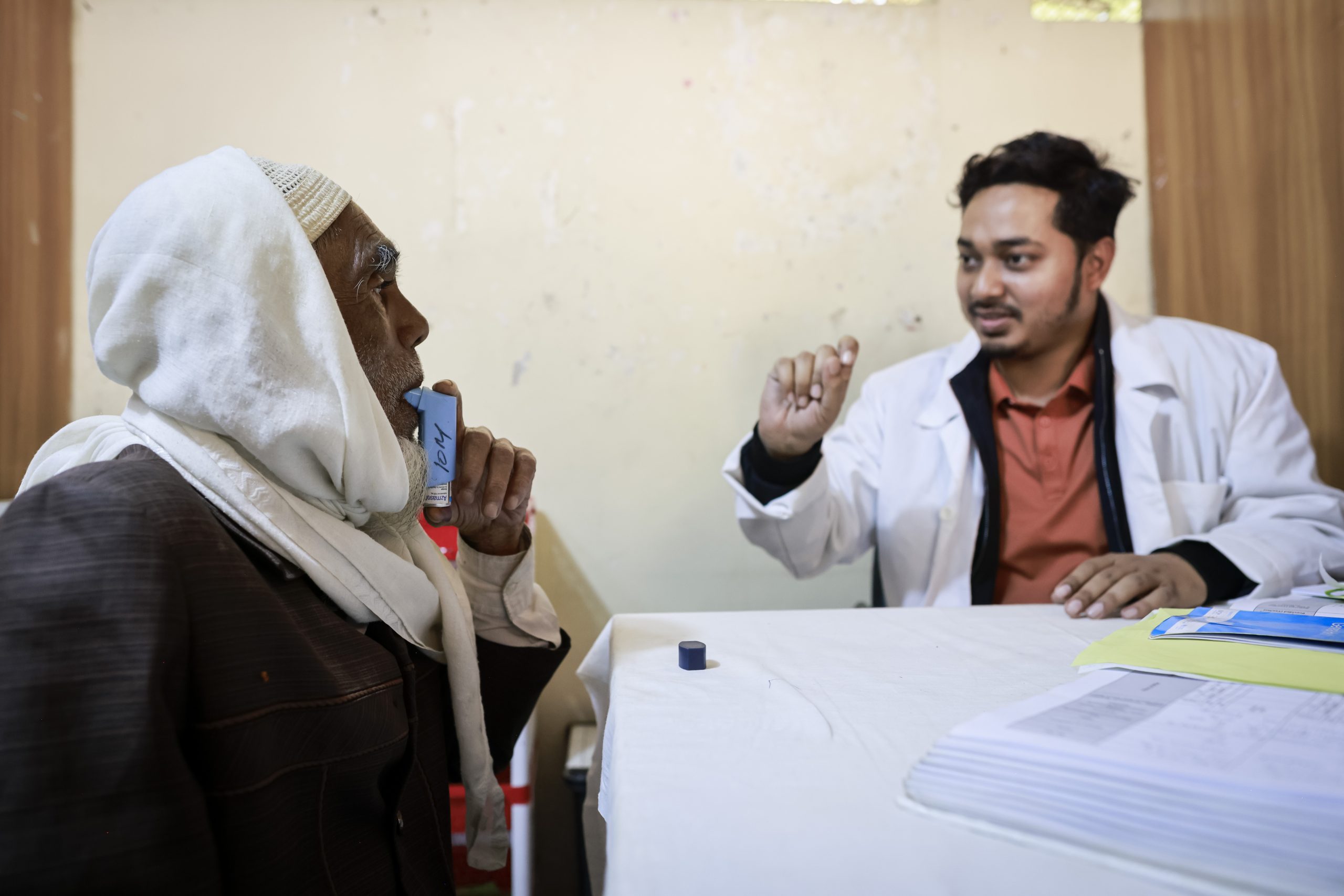Een oudere man krijgt een inhalator voor zijn astma in het HOPE ziekenhuis in Cox's Bazar, Bangladesh