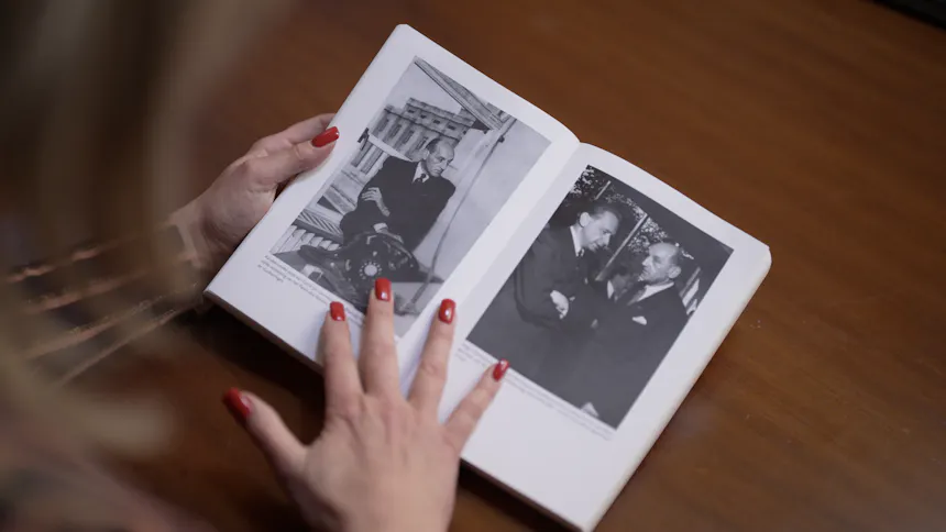 Ambassadeur Pernille La Lau bladert door een fotoalbum met foto's van haar grootvader Gerrit Jan van Heuven Goedhart