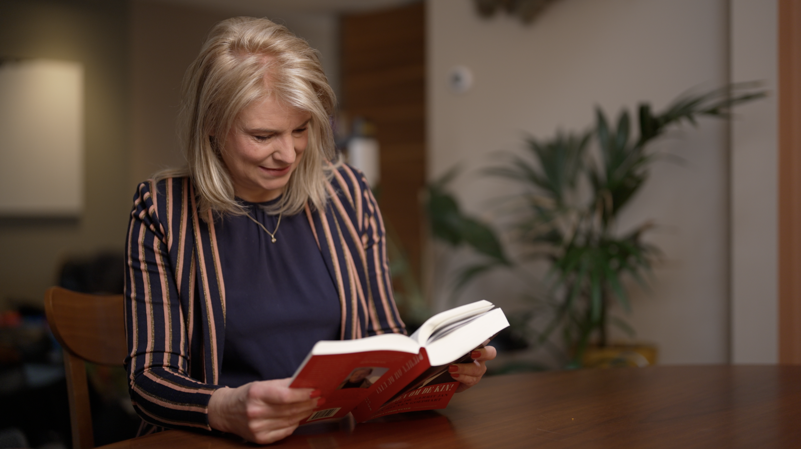 Ambassadeur Pernille La Lau bladert door een fotoalbum met foto's van haar grootvader Gerrit Jan van Heuven Goedhart