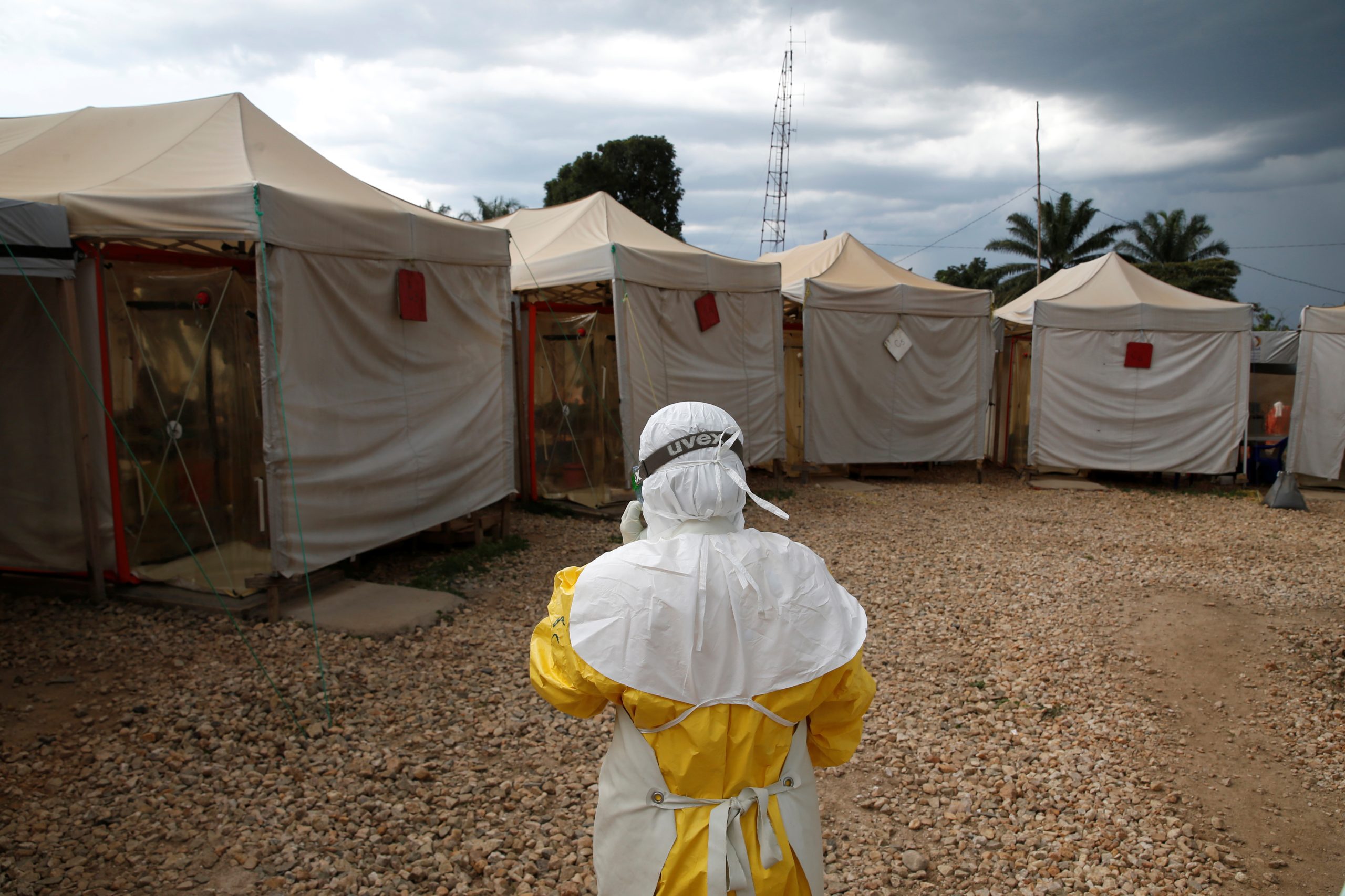 een gezondheidsmedewerker in een wit pak dat beschermt tegen ebola. De foto is gemaakt tijdens een eerdere ebola-uitbraak in Oost-Congo.