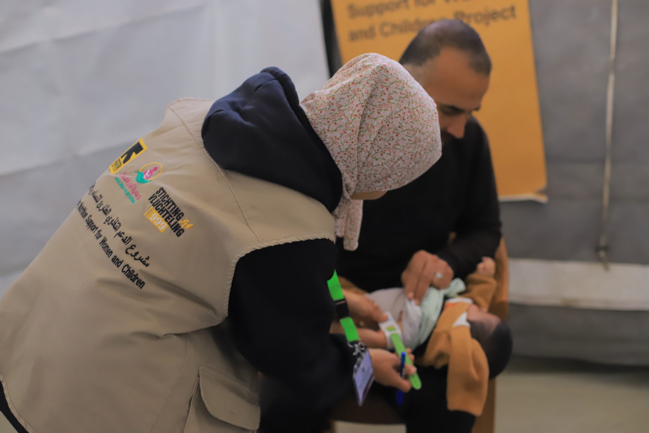 Een hulpverlener behandelt een kind met ondervoeding in Gaza