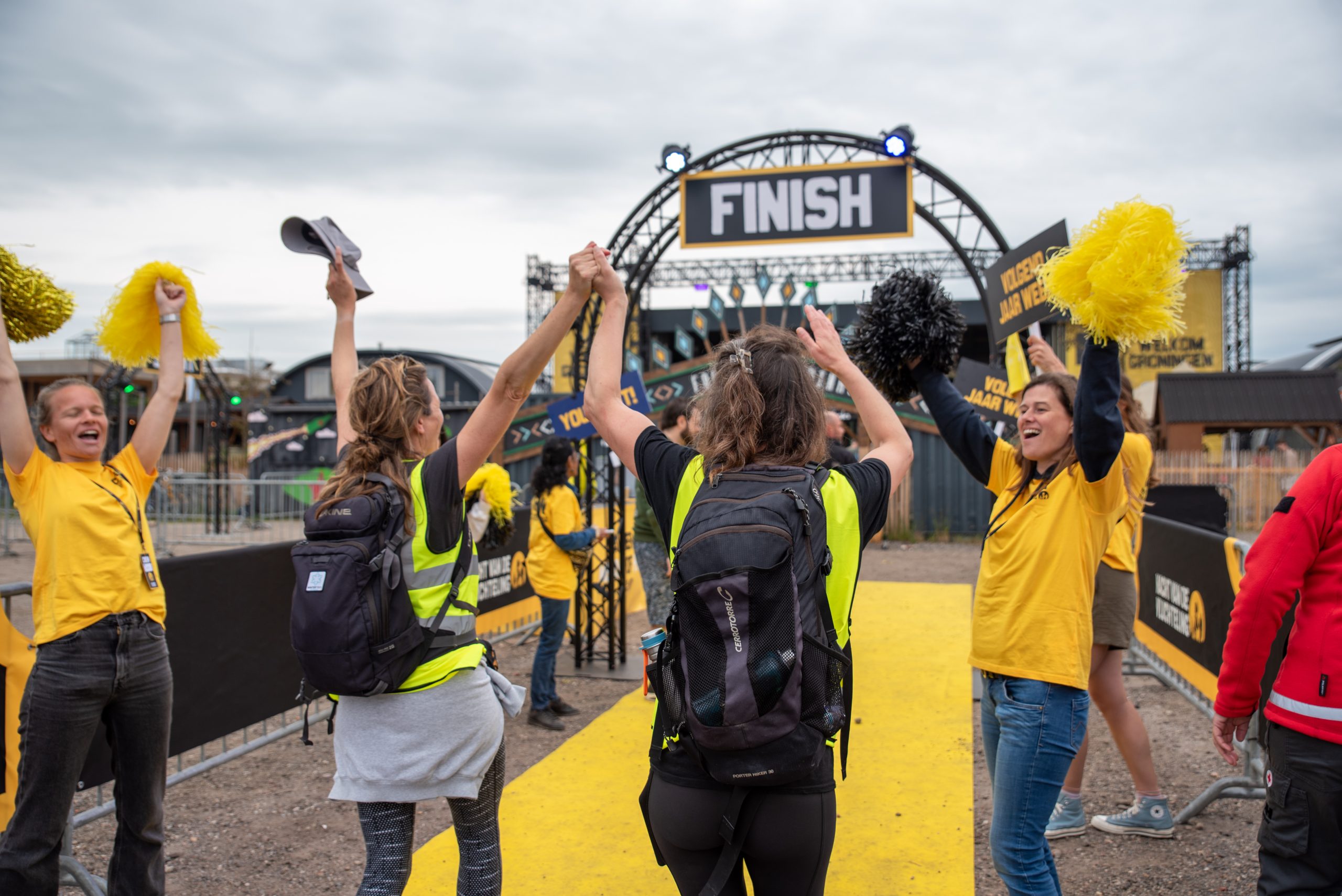 Deelnemers in Groningen komen over de finish