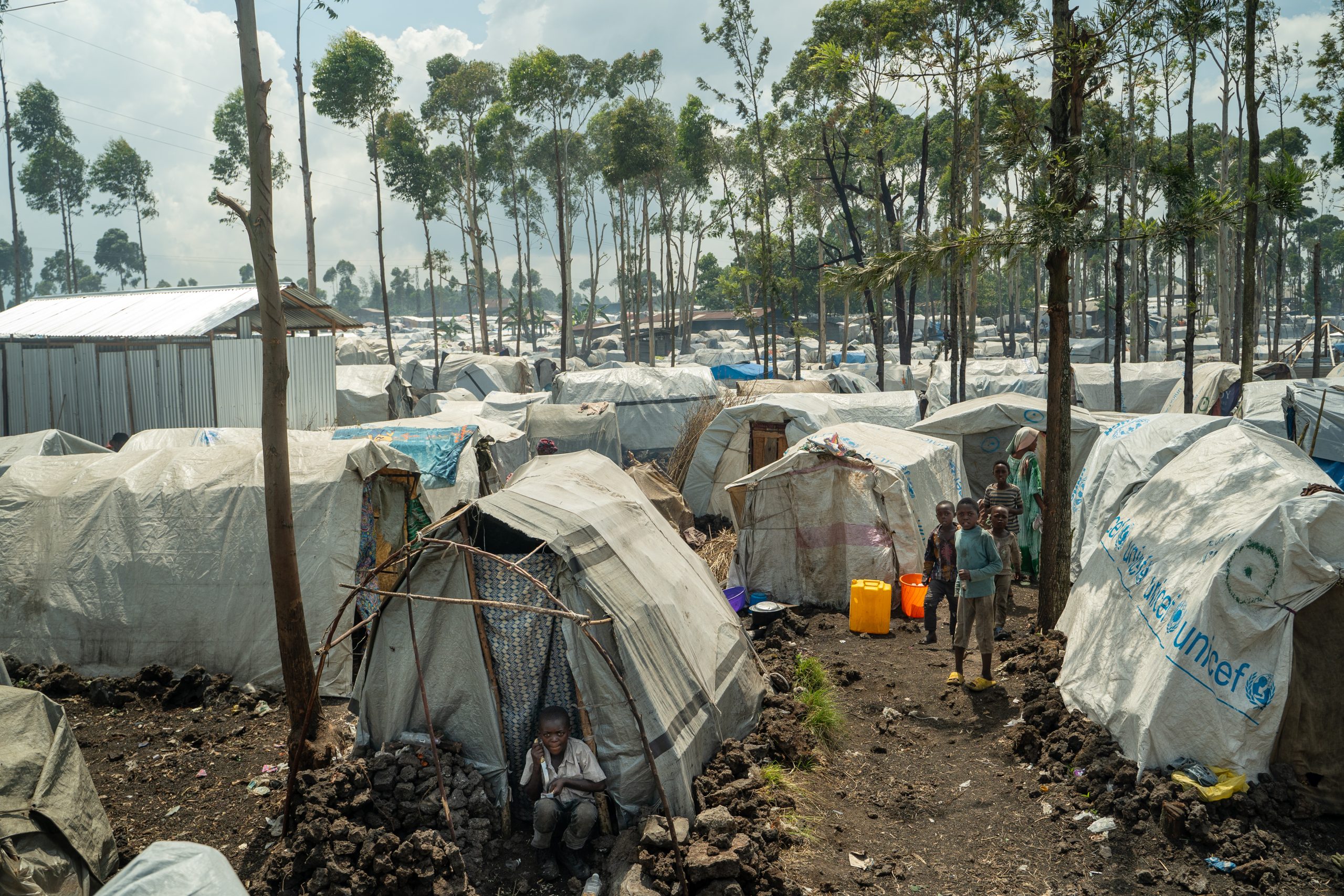 Kinderen staan in een vluchtelingenkamp in Goma, DR Congo