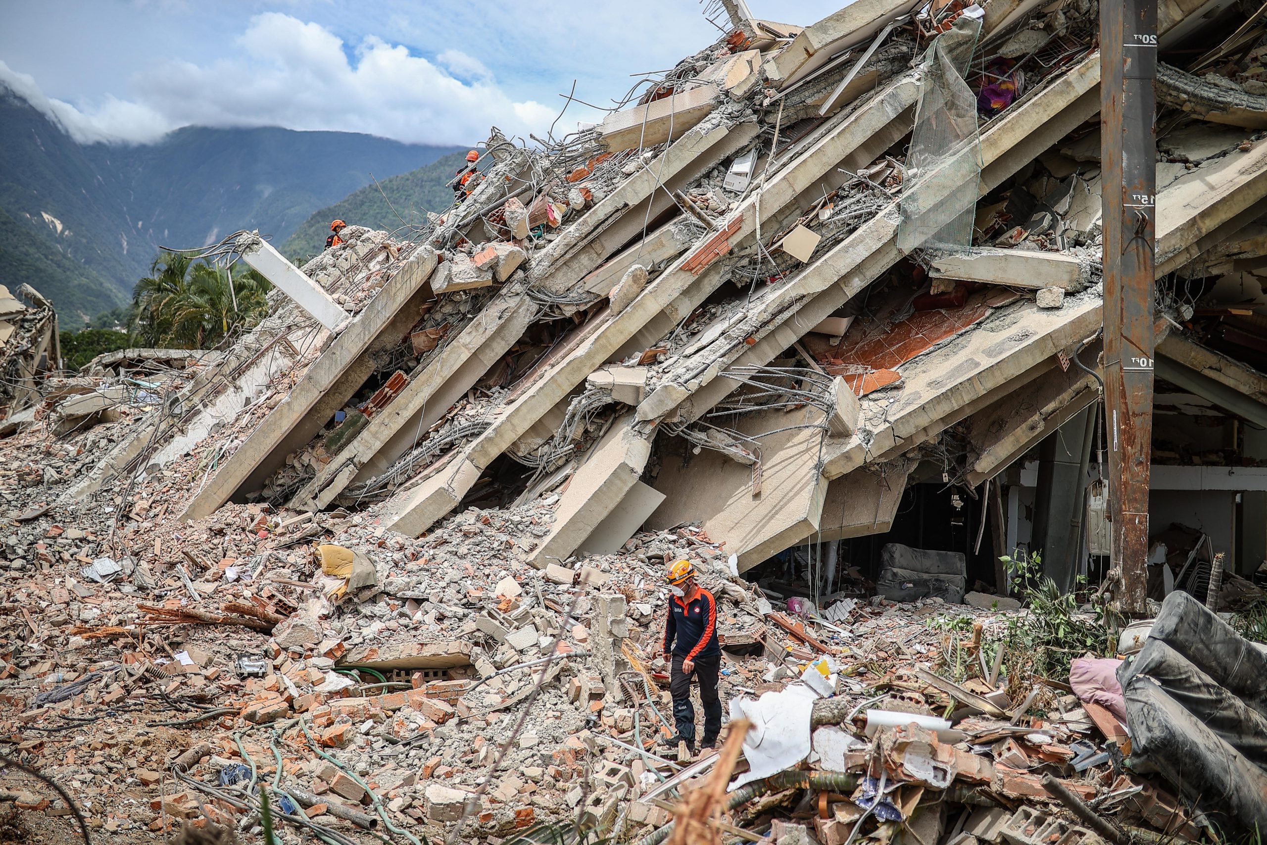 Hulpverlener staat tussen het puin na aardbevingen in Venezuela
