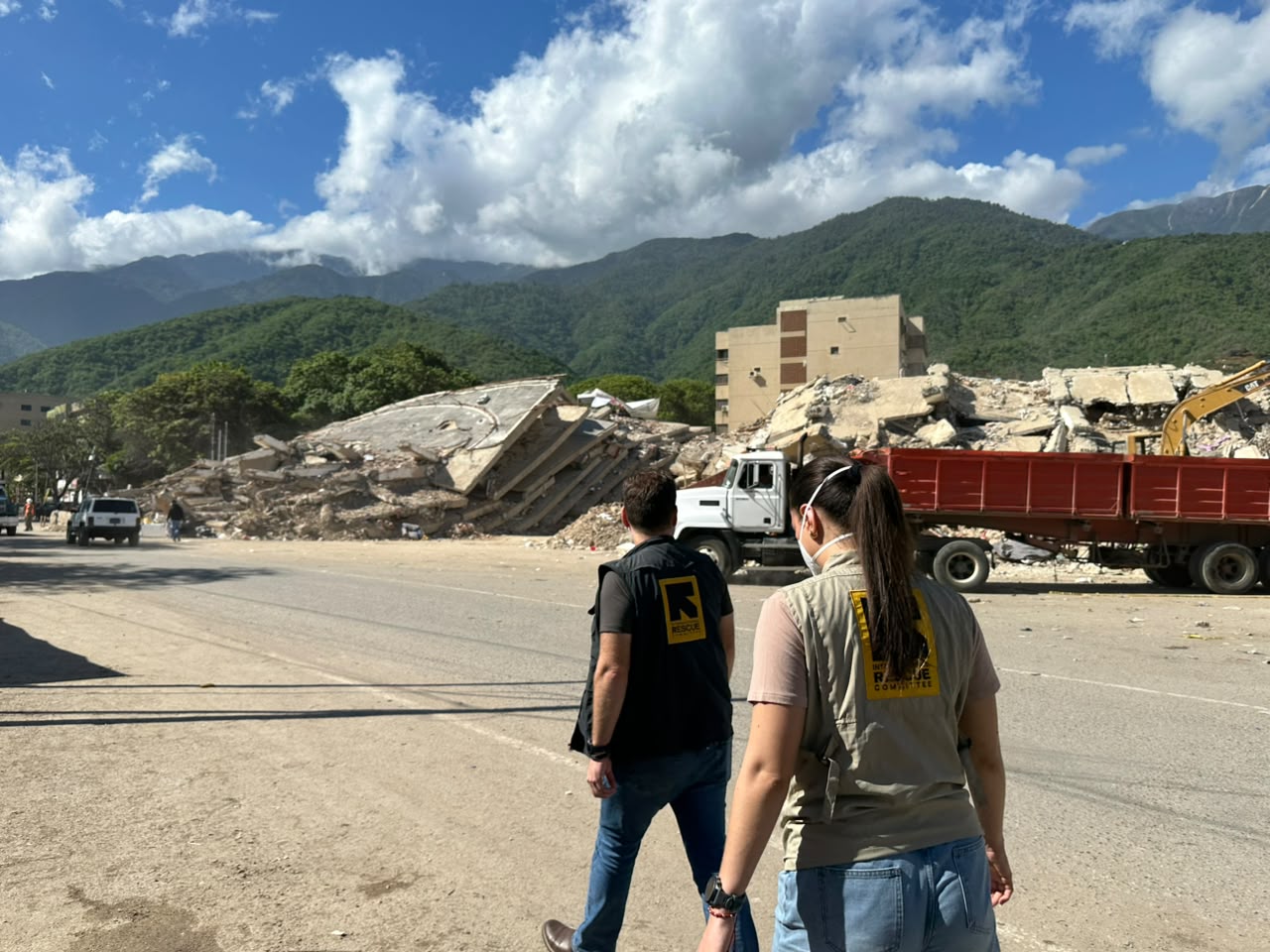 Medewerkers van onze partner IRC bezoeken La Guaira, een van de zwaarst getroffen gebieden.