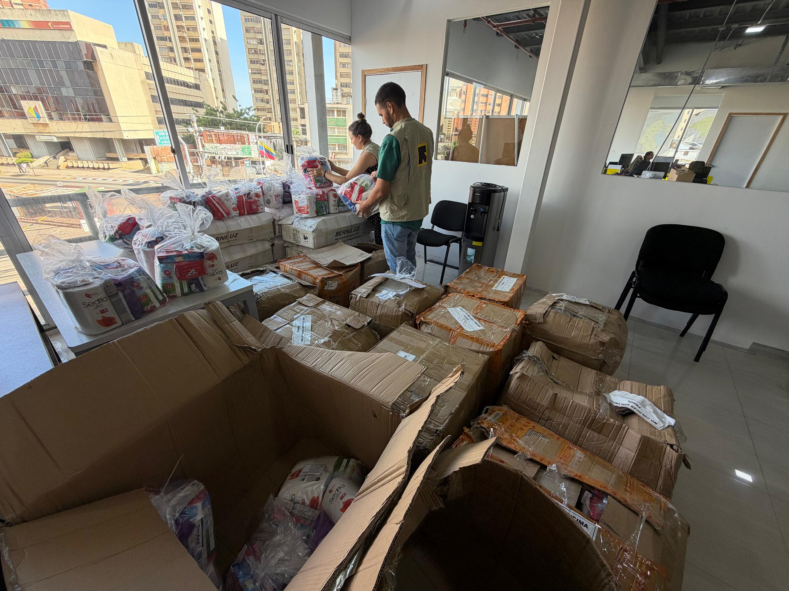 Hulpverleners bereiden noodpakketten voor hulpverlening aan de slachtoffers van de aardbevingen in Venezuela.