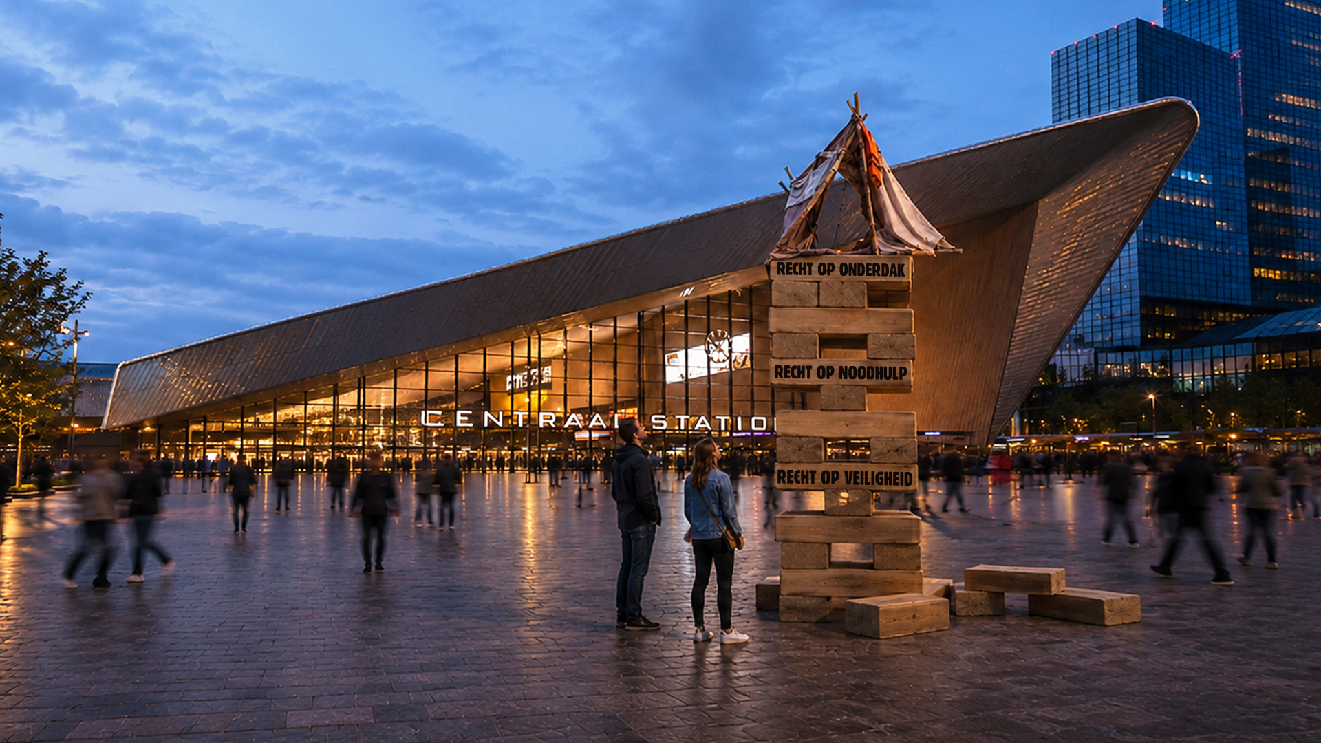 activistische jenga toren op rotterdam centraal
