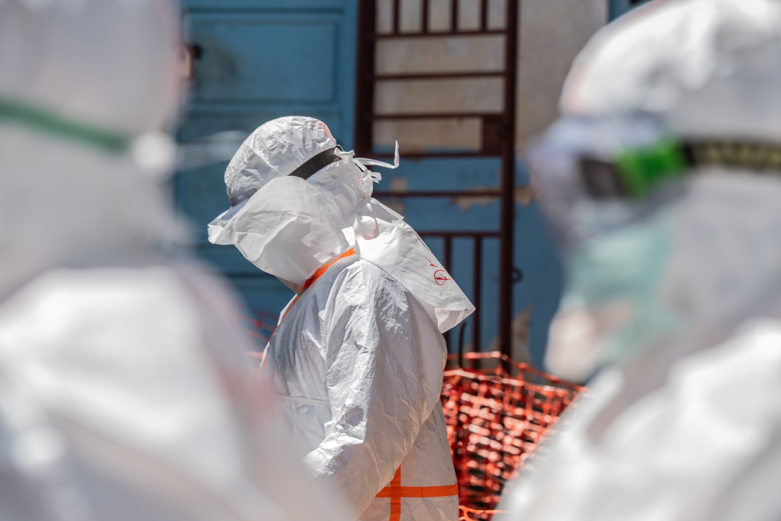 Hulpverleners in beschermende kleding bij de ebola-uitbraak in DR Congo