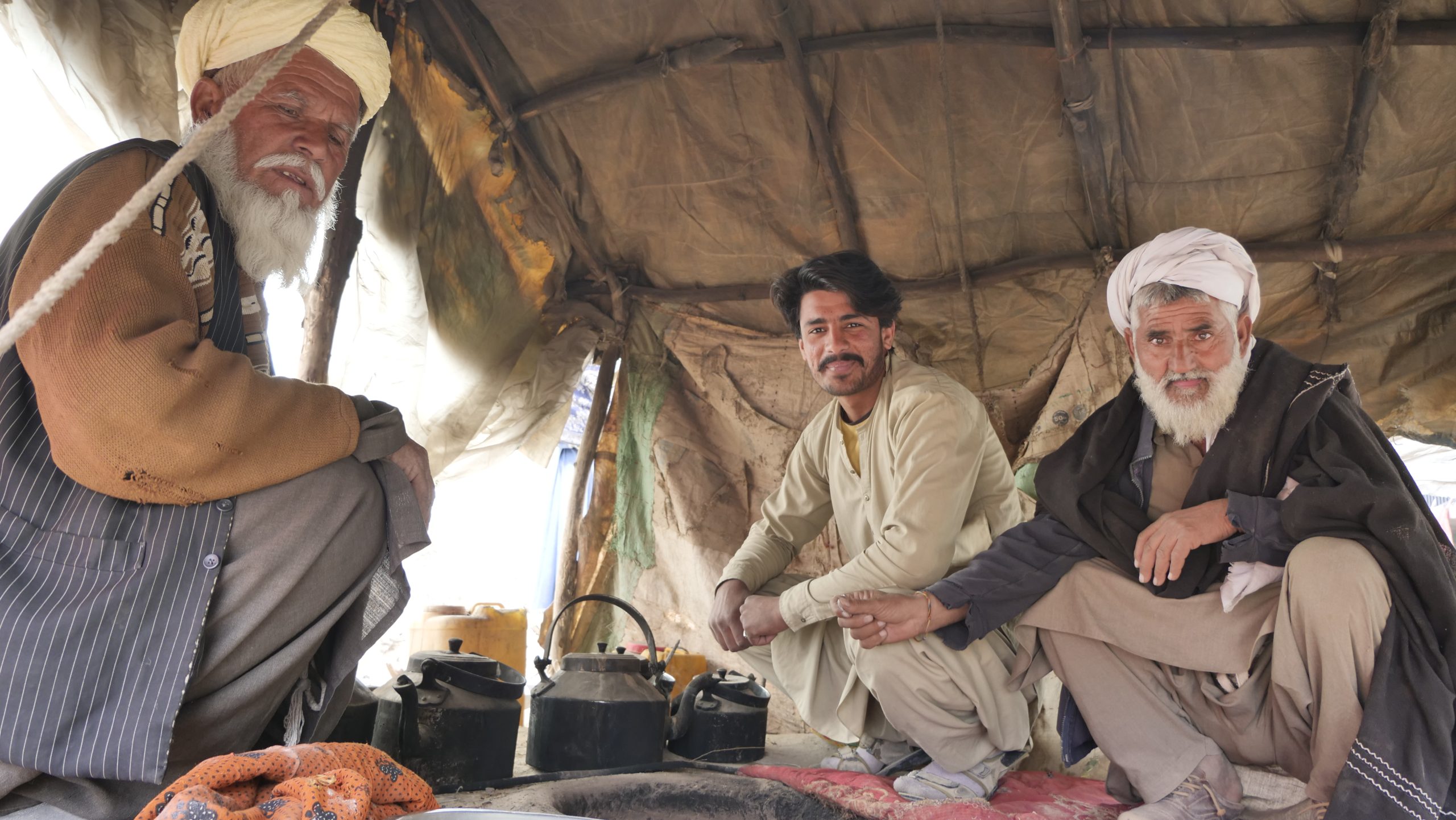 drie mannen in een tent in Afghanistan