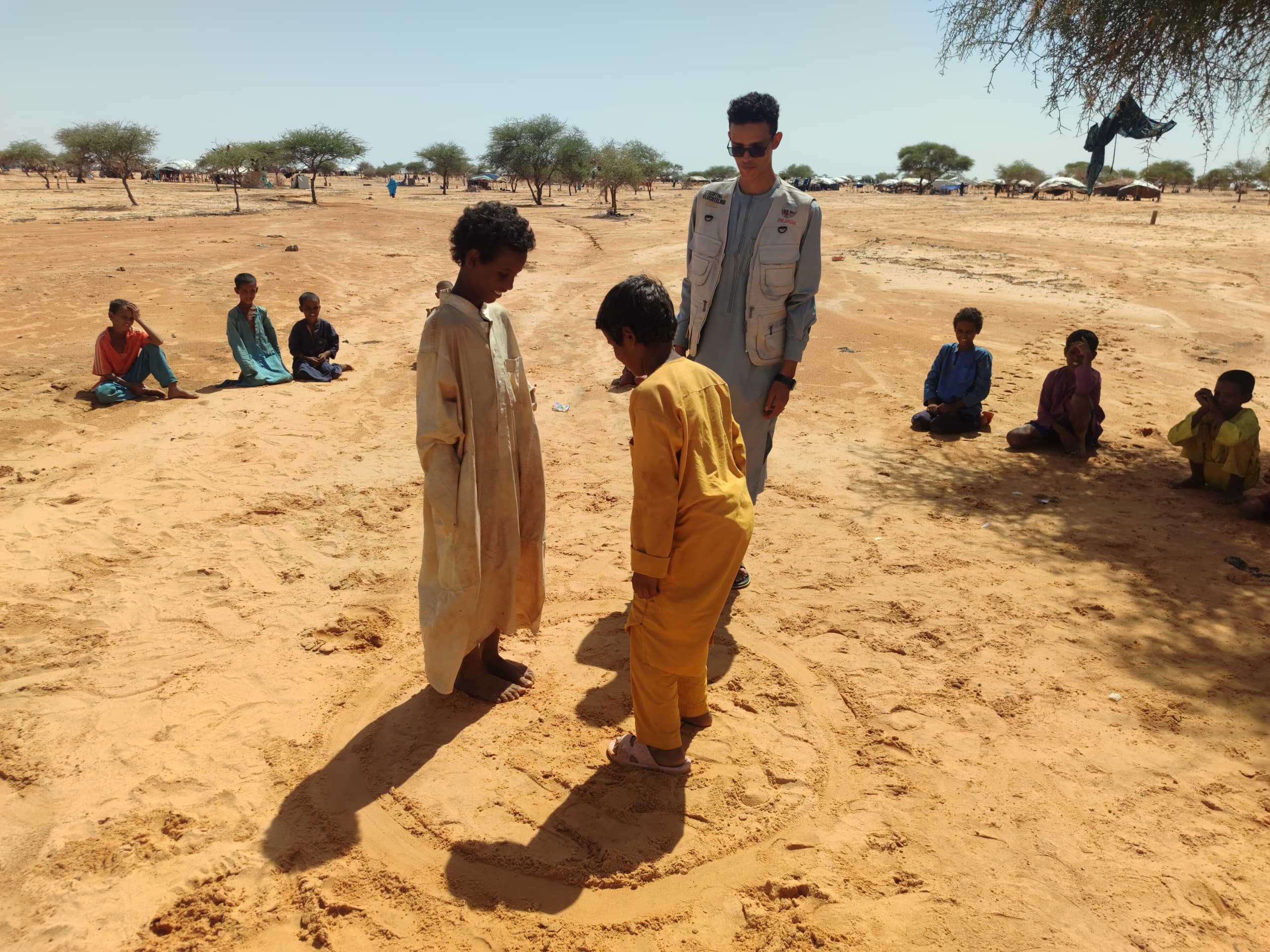 Kinderen op een speelplek in Niger