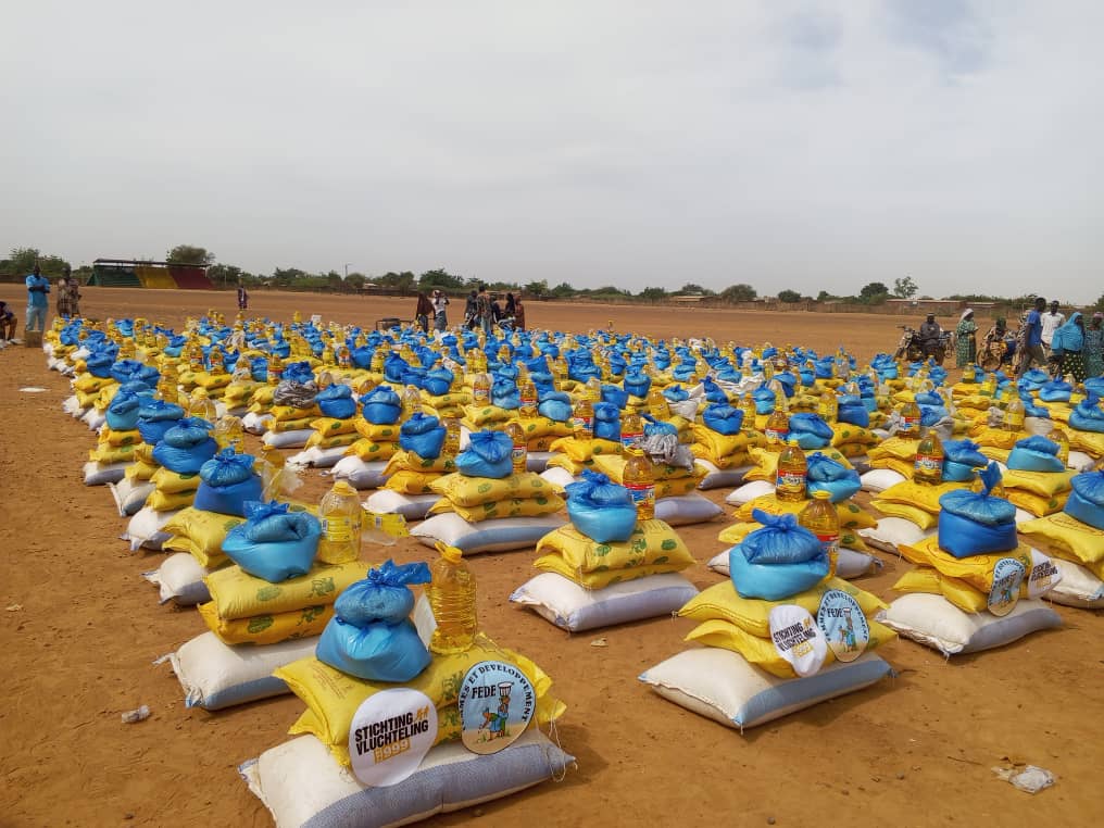 Voedselpakketten voor vluchtelingen uit Burkina Faso in Mali.