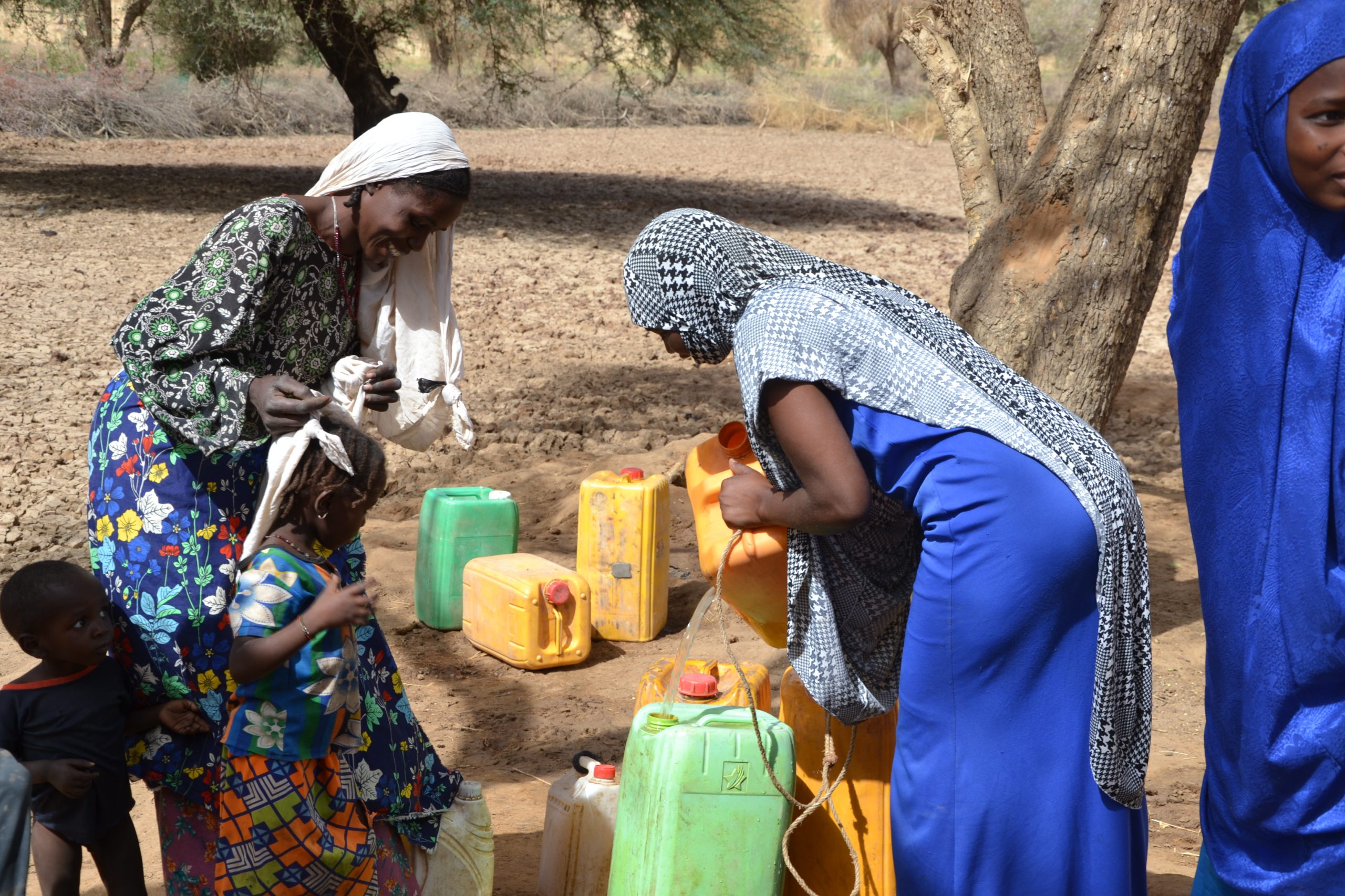 Twee vrouwen met jerrycans met water in Niger
