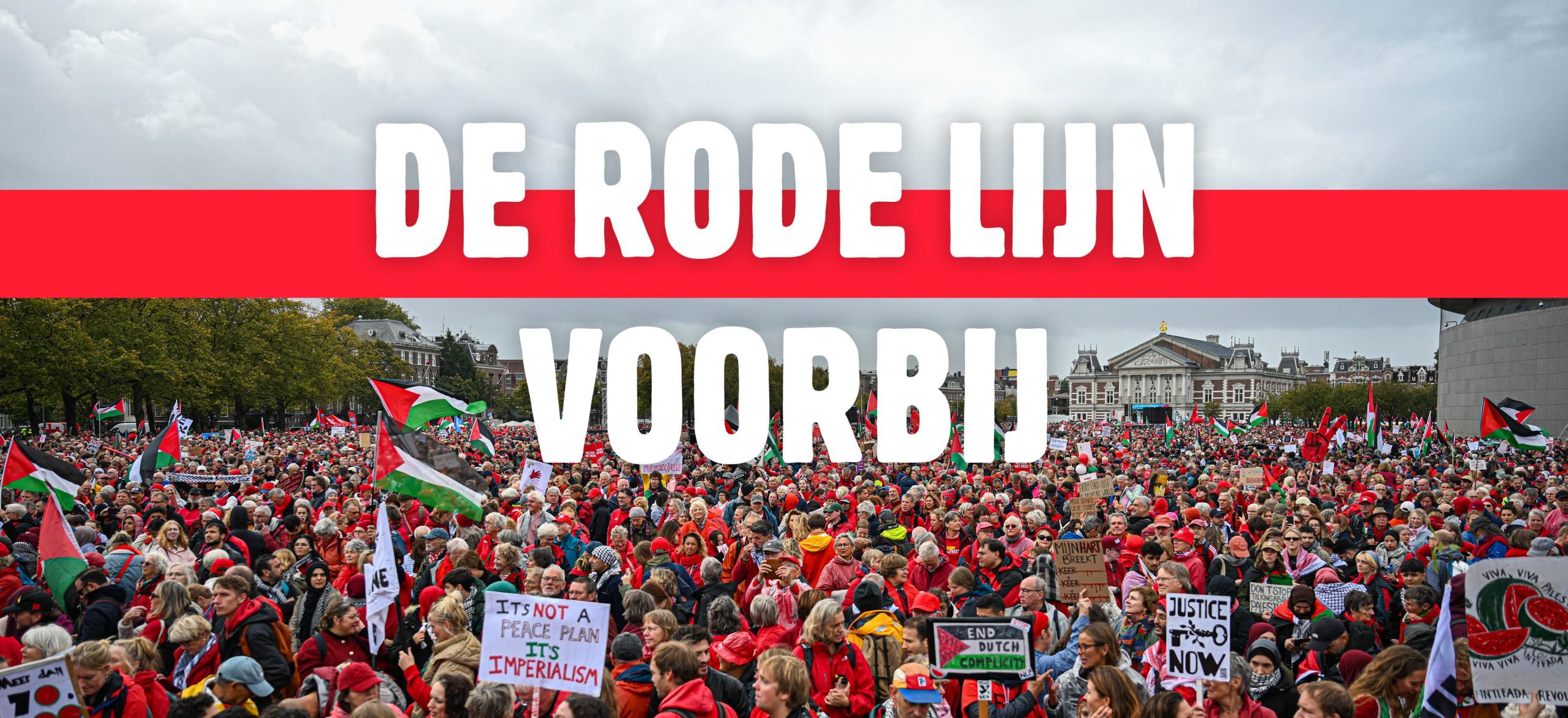 Foto van de Rode Lijn 2025 op Museumplein Amsterdam. Tekst: De Rode Lijn Voorbij