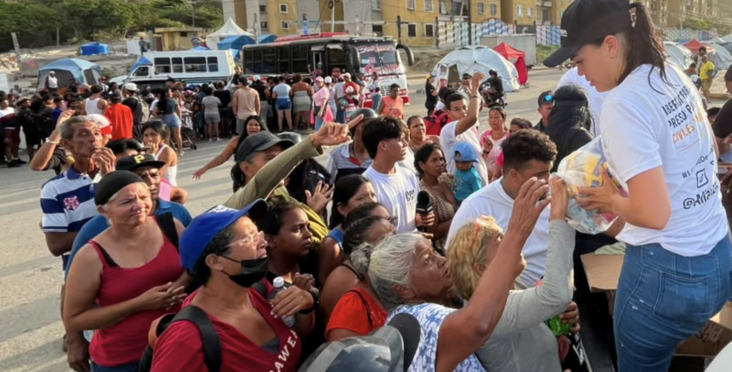 In Venezuela worden hulppakketten uitgedeeld aan mensen die getroffen zijn door de aardbeving