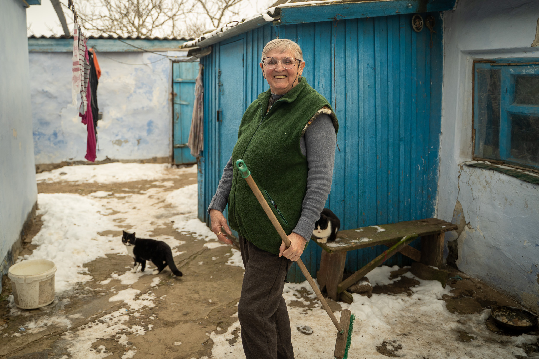 Een Oekraïense vrouw en een kat in Oekraïne