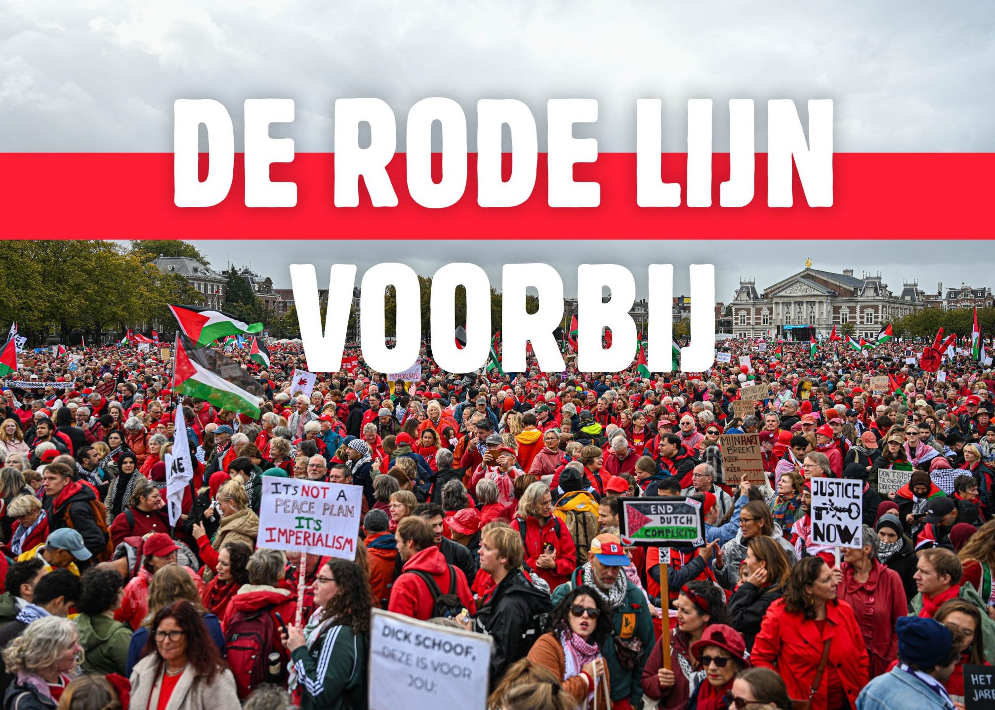 Foto van de Rode Lijn 2025 op Museumplein Amsterdam. Tekst: De Rode Lijn Voorbij