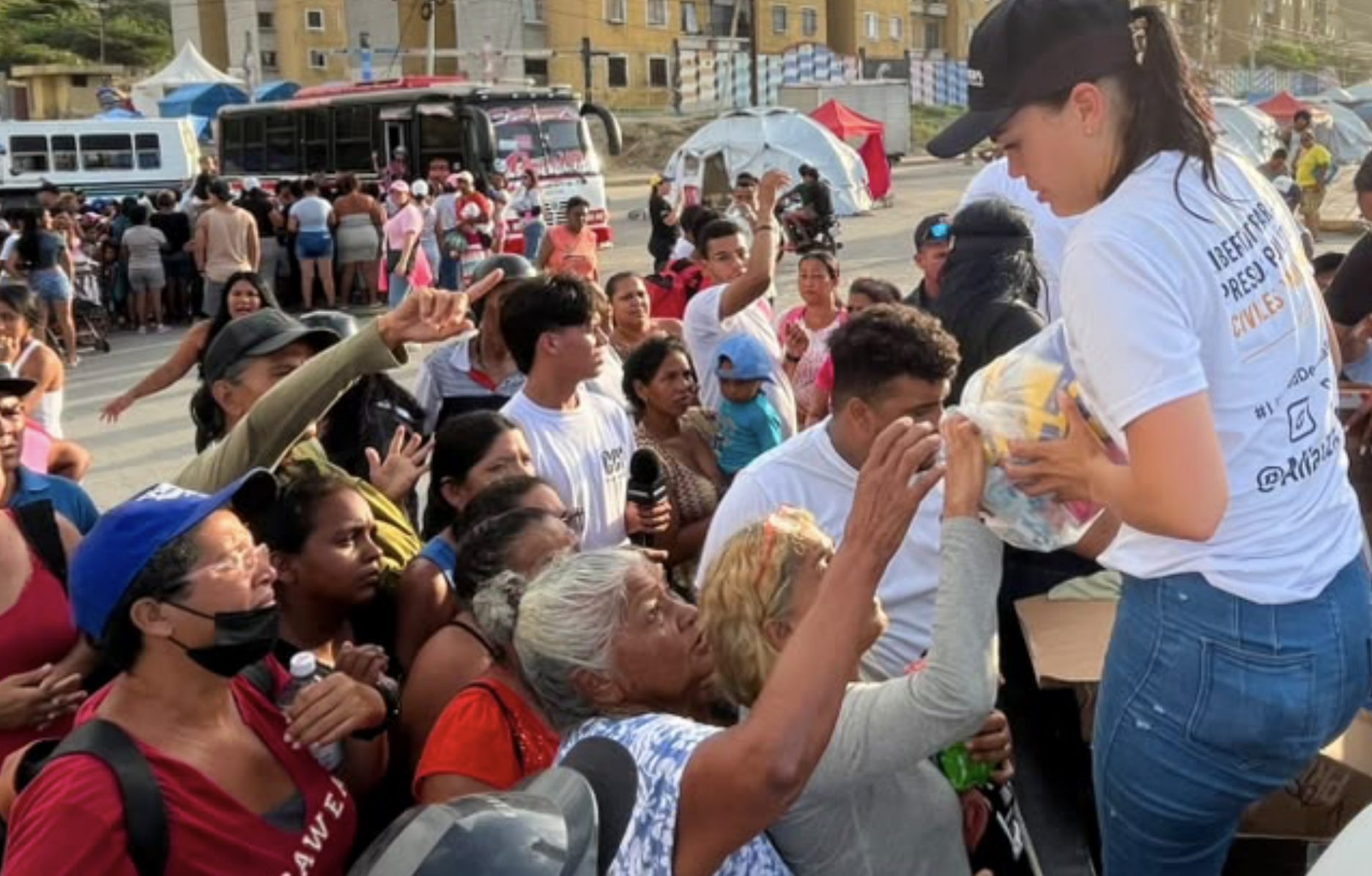 Mensen in Venezuela in het aardbevingsgebied krijgen hulppakketten van onze partner